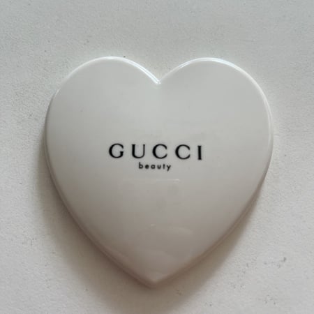 Gucci beauty mirror مرايا قوتشي الاصليه بشكل قلب مع كيس قماشي