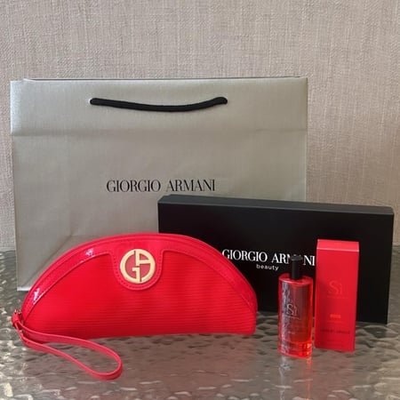 طقم ارماني ٣ قطع (باوتش ارماني + عطر Si بخاخ + ميني روج ) مع كيس اصلي