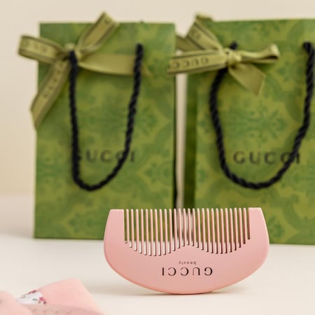 10 مشط قوتشي خشبي وردي خلاب في كيس قماشي (الكيس من اختياري)