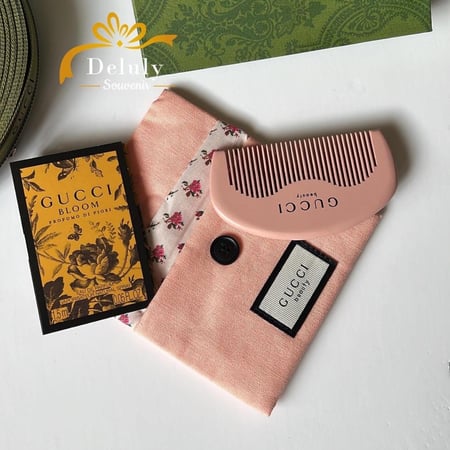 مشط قوتشي خشبي وردي خلاب في كيس قماشي (مع اضافات اختيارية)