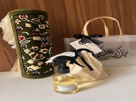 نقصة 1 سجادة موضع السجود من خيوط المدينه  المنوره مع مرش البخور الخاص من تصنيعنا