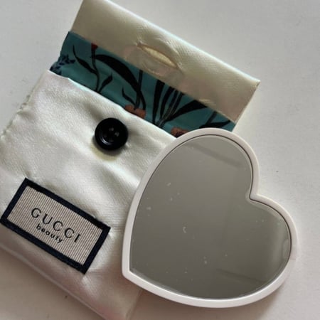 Gucci beauty mirror مرايا قوتشي الاصليه بشكل قلب مع كيس قماشي