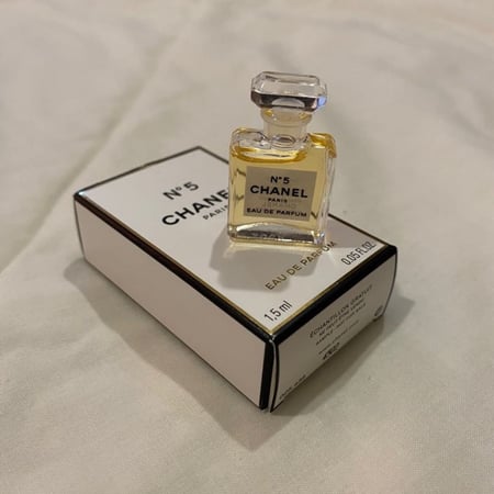 ميني عطر شانيل N.5 المركز مع قلوس ميني هدية