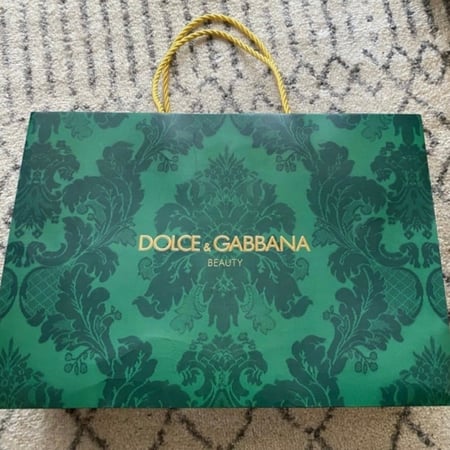 كيس دولتشي اند غبانا الاصلي بطباعة النقش الاخضر و مبطن بالاحمر