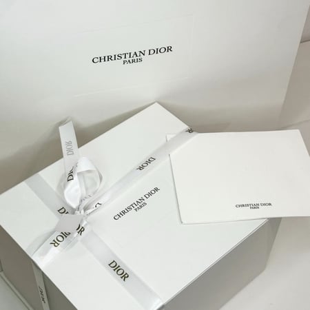 صندوق كريستيان ديور (وسط) للهدايا مع  خدادية صغيرة داخليه مع كيس اصلي