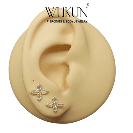 أقراط ذهب عيار 18k بشكل زهرة رباعية بكرستالات لامعة