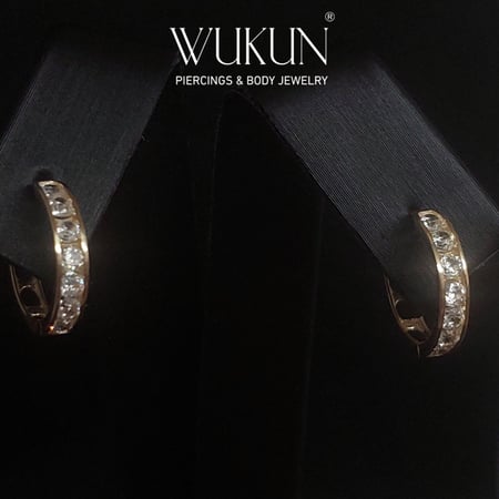 أقراط حلق كبير ذهب عيار 18k كلاسيك مع فصوص لامعة