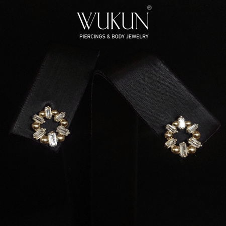 أقراط ذهب عيار 18k بشكل زهرة مرصعه بكرات ذهب صغيرة