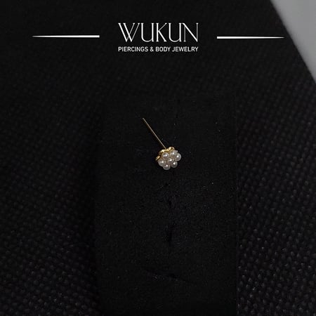 زمام بيرسينج ذهب عيار 18K وردة بسبع حبات لؤلؤ صغيرة