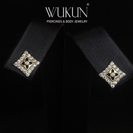 أقراط ذهب عيار 18k بشكل معين بإطار مرصع بفصوص