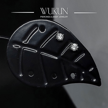 أقراط ذهب عيار 18k بفص واحد أبيض