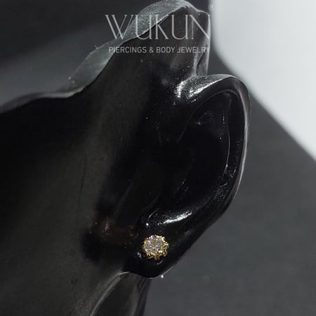 أقراط ذهب عيار 18k بفص أبيض