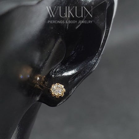 أقراط ذهب عيار 18k بفص أبيض