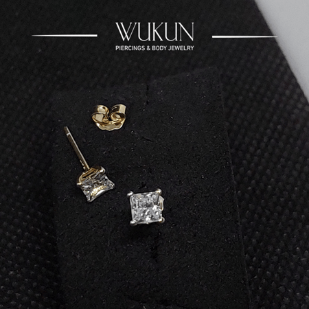 أقراط ذهب عيار 18k بفص واحد أبيض مربع