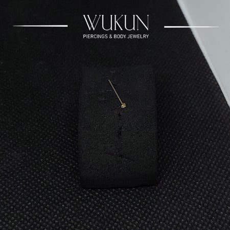 زمام بيرسينج ذهب عيار 18k بفص شفاف لامع صغير جداً