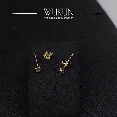 أقراط ذهب عيار 18k دائرة بفص أبيض