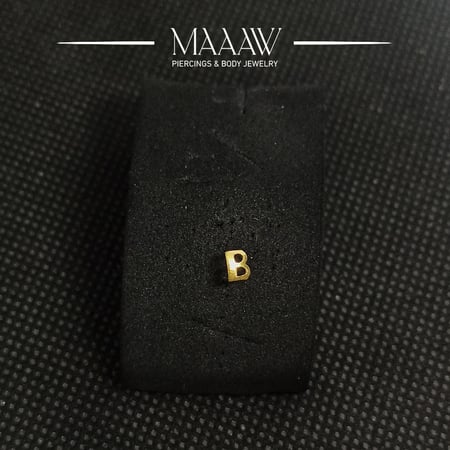 زمام بيرسينج ذهب عيار 18k حرف B