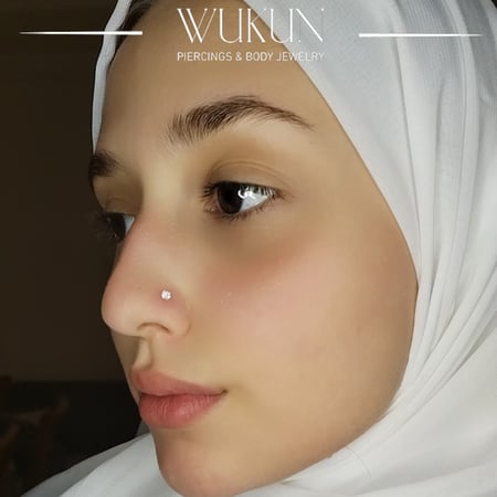 زمام بيرسينج ذهب عيار 18K بفص شفاف لامع وسط