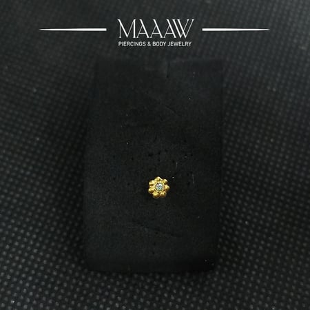 زمام بيرسينج ذهب عيار 18k وردة بفص عاكس ألوان 810