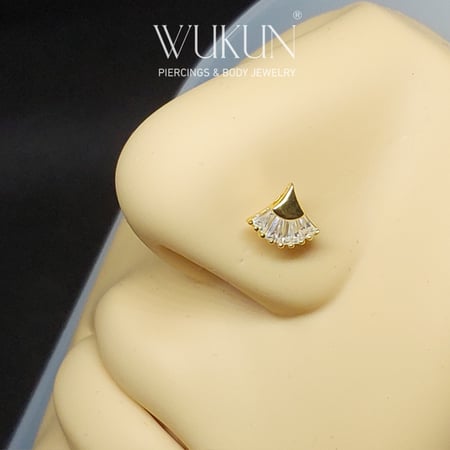 زمام بيرسينج ذهب عيار 18k شكل مميز بكرستالات