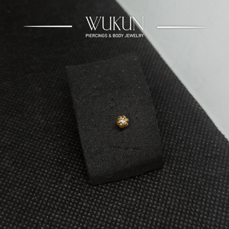 زمام بيرسينج ذهب عيار 18k وردة بفص أبيض 2