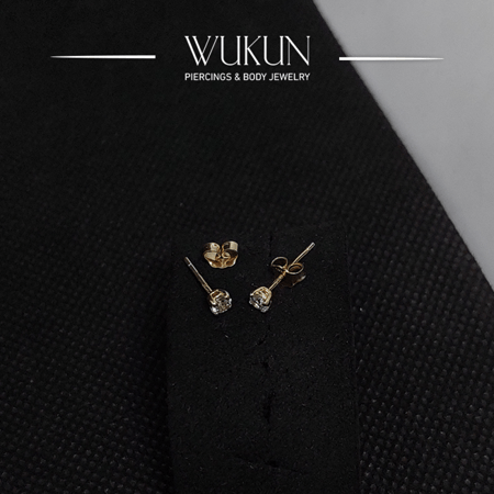 أقراط ذهب عيار 18k بفص واحد أبيض