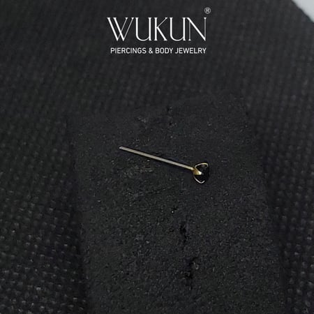 زمام بيرسينج ذهب عيار 18K بفص أسود وسط