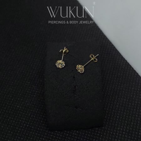 أقراط ذهب عيار 18k بفص أبيض