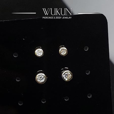 أقراط ذهب عيار 18k دائرة بفص أبيض