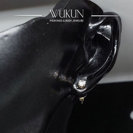 أقراط ذهب عيار 18k بفص واحد أبيض