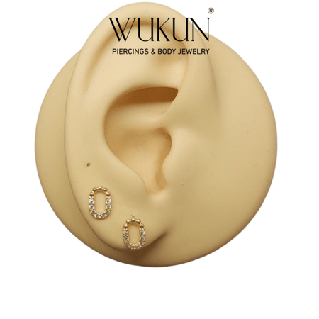 أقراط ذهب عيار 18k بشكل بيضاوي مرصع بالفصوص