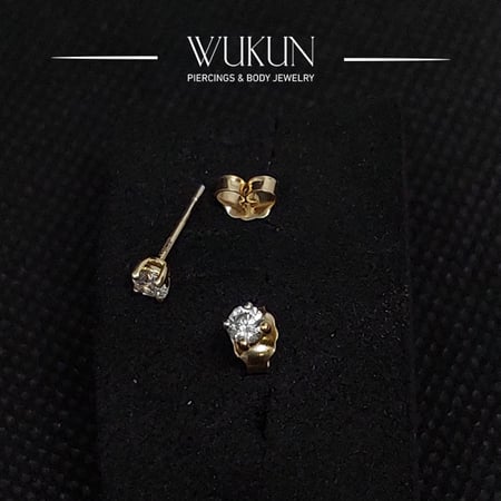 أقراط ذهب عيار 18k بفص واحد أبيض