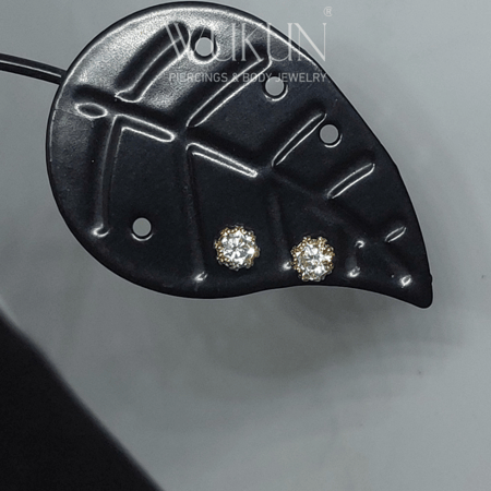 أقراط ذهب عيار 18k بفص أبيض