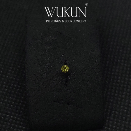 زمام بيرسينج ذهب عيار 18K بفص زيتي وسط