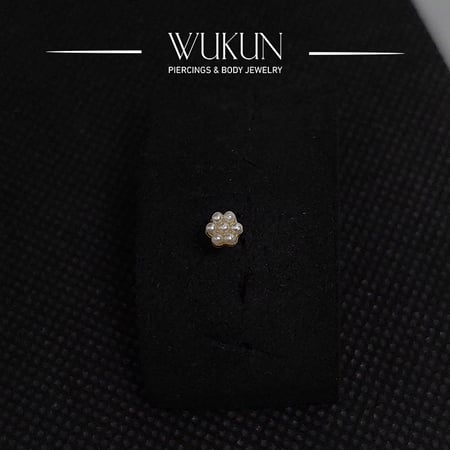 زمام بيرسينج ذهب عيار 18K وردة بسبع حبات لؤلؤ صغيرة