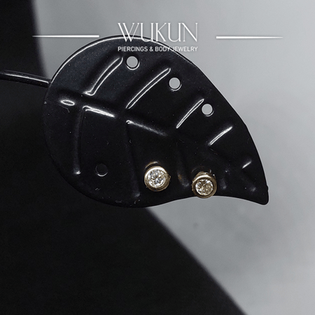 أقراط ذهب عيار 18k دائرة بفص أبيض