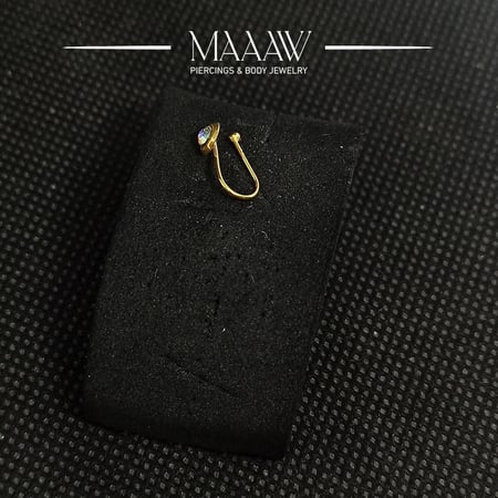 زمام ذهب عيار 18K بدون خرم شكل دائرة بفص سبع ألوان