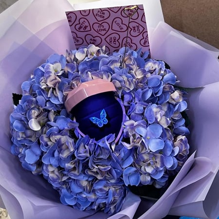 بوكيه ورد وردي مع خاتم الفراشه مطلي بالفضه