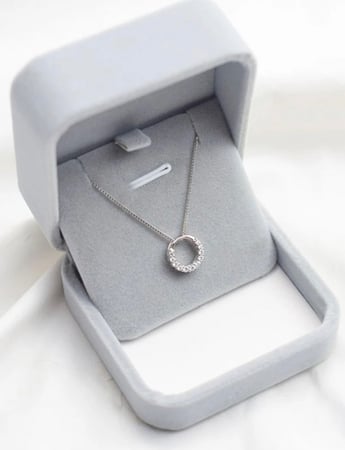 علبه رمادي للقلاده