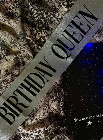 وشاح birthday لامع فضي