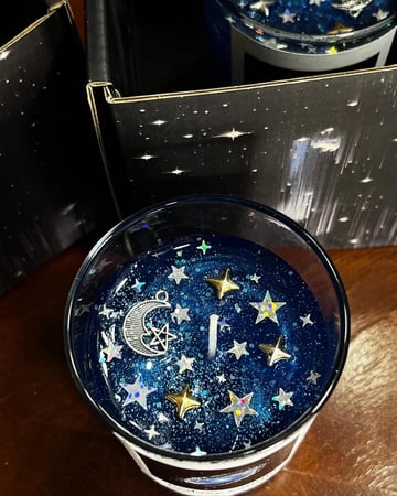 شمعة مجرة في الفضاء العاتم