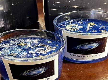 شمعة مجرة في الفضاء العاتم