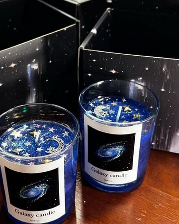 شمعة مجرة في الفضاء العاتم