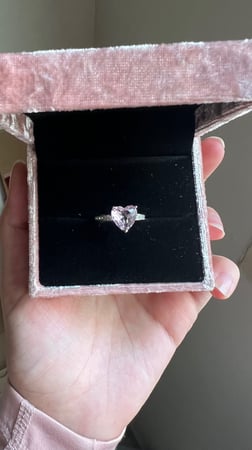 بكج خاتم القلب المشع الوردي +العلبه المخمليه +طوق الميلاد + الكروت