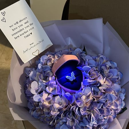 بوكيه ورد وردي مع خاتم الفراشه مطلي بالفضه