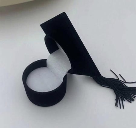 علبة مخمل شكل قبعة تخرج