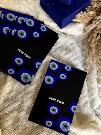 كرت الخرزة الزرقاء