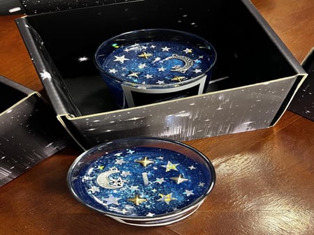 شمعة مجرة في الفضاء العاتم