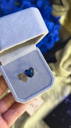 خاتم القلب المشع باللون الازرق لايشمل العلبة