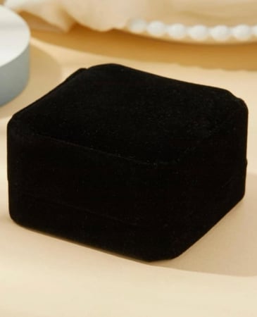 علبة قلاده مخمل اسود